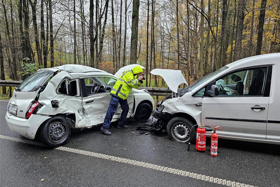 Frontalzusammenstoß bei Waldkirchen: Ein Mann schwer und eine Frau leicht verletzt - Unfall Schleuder Waldkirchen S293