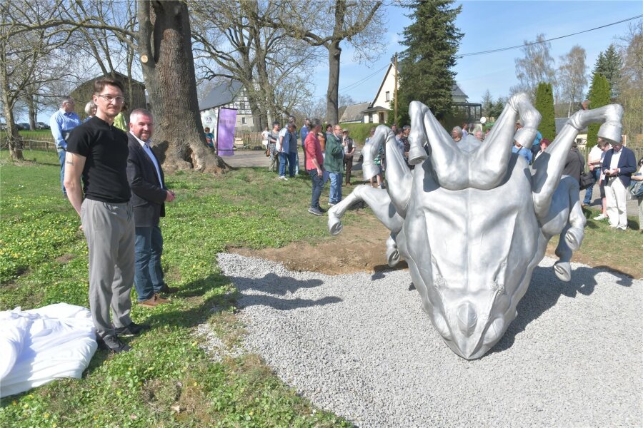 „Frosch mit Pferdebeinen“ oder Chance für die Region? Kulturhauptstadt-Skulptur in Oederan sorgt für Diskussionen - Dorfmuseum in Gahlenz. Einweihung einer Skulptur von Gregor Gaida aus Bremen.