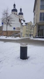 Frost-Defekt: Poller in Plauen bleibt oben - Ein Poller am Altmarkt kann derzeit nicht versenkt werden, um Autofahrer durchzulassen. Schuld ist das Wetter. 