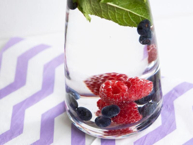 Früchte in der Wasserkaraffe oft austauschen -  
          Bei Hitze ist mit Beeren und Minze versetztes Wasser besonders erfrischend: Aus Hygienegründen sollten Obst und Kräuter aber regelmäßig ausgewechselt werden.