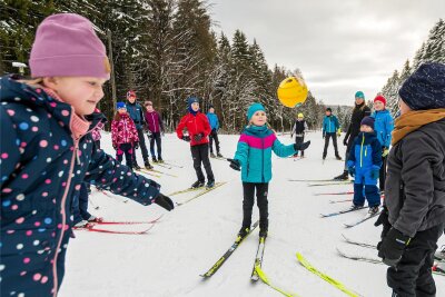 Früher Auftakt stärkt den Optimismus der Skilangläufer des ATSV Gebirge/Gelobtland - Bei der spielerischen Erwärmung der ATSV-Nachwuchssportler vorm Training kommt von Zeit zu Zeit auch ein Ball zum Einsatz.