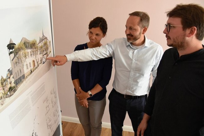 Mirjam (links) und Andreas Knopp (Mitte) mit dem Siegerentwurf vom Architektenbüro Frida Architekten aus Dresden. Deren Vertreter Tobias Mausch (rechts) stellte das Konzept jetzt vor.