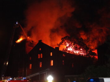 Frühere Wetzstein-Brauerei in Oelsnitz/V. geht in Flammen auf - Das brennende frühere Brauerei-Gebäude.