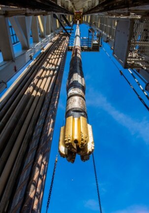 Früherer Chef der Rohstoffbehörde über Gas-Fracking: "Deutschland sollte eigene Ressourcen nutzen" - Blick in einen Bohrturm mit Bohrmeißel.