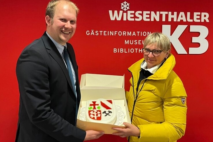 Süße Überraschung: Konditormeisterin Christiane Schmiedl-Gahler vom Café Schmiedl überreichte dem frisch gebackenen Bürgermeister Jens Benedict eine Torte mit dem Stadtwappen. 