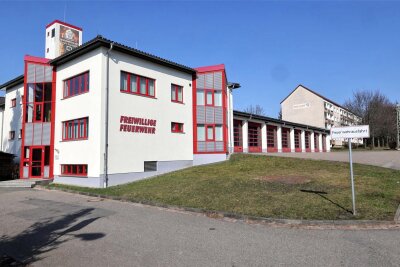 Früherer Start für Anbau an Feuerwehrgerätehaus in Hohenstein-Ernstthal - Auf der Wiese vorm Gerätehaus der Freiwilligen Feuerwehr in Ernstthal soll ein Anbau entstehen. Die Arbeiten sollen bis Ende Oktober beginnen.