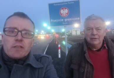 Früheres Bundestagsmitglied wirbt um Ukraine-Spenden - Der Vorsitzende des Vereins Partnerschaft zur Ukraine, Karl-Ernst Müller (rechts), mit Alexander Krauß am Grenzübergang Zosin. 