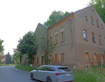 Früheres Ferienlager in Schönau wird abgerissen - Das zur Ruine verkommene ehemalige Ferienlager im Wildenfelser Ortsteil Schönau wird jetzt abgerissen. 