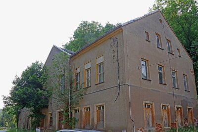 Früheres Ferienlager in Schönau wird versteigert - Das ehemalige Ferienlager in Schönau ist zur Ruine verkommen und wird im Oktober zwangsversteigert. 
