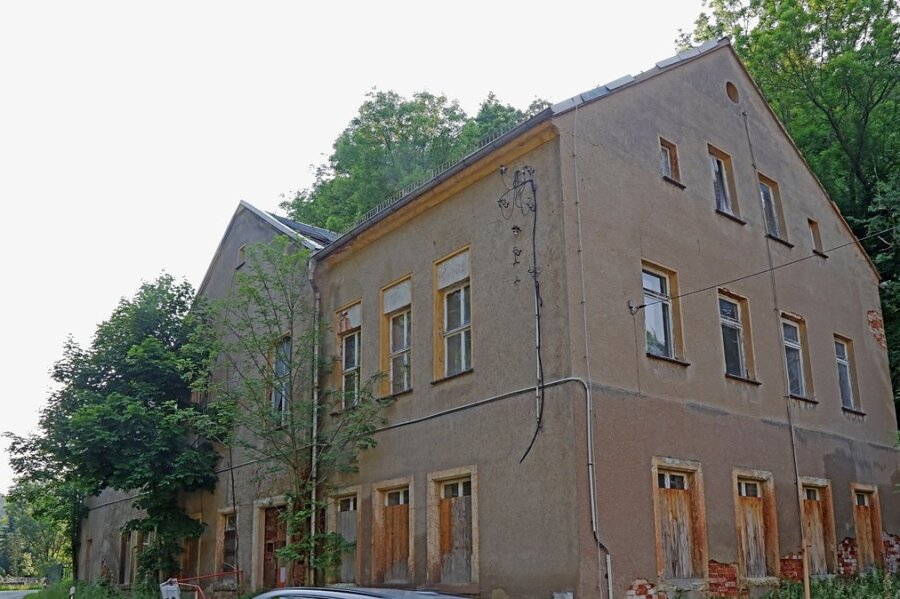 Früheres Ferienlager in Schönau wird versteigert - Das ehemalige Ferienlager in Schönau ist zur Ruine verkommen und wird im Oktober zwangsversteigert. 