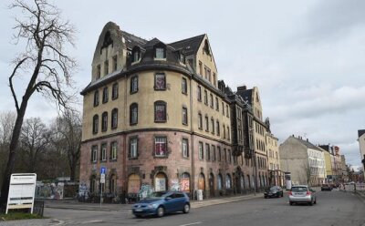 Früheres "Haus Einheit" soll erneut versteigert werden - Das Gebäude Zwickauer Straße 152 a/b, das vielen Chemnitzern noch als "Haus Einheit" bekannt ist, soll am 1. März in Dresden versteigert werden. Seine jetzigen Eigentümer hatten es Ende 2010 für 25.000 Euro ersteigert. Jetzt wollen sie mindestens 50.000 Euro dafür erhalten.