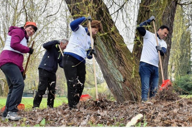Frühjahrsputz in und um Freiberg: Oederan legt am Samstag vor - 2019 hatten sich auch Mitglieder der Laufinitiative Mitlaufgelegenheit am Frühjahrputz in Freiberg beteiligt. Knapp zwei Dutzend Athleten hatten im Tierpark tatkräftig zugepackt.