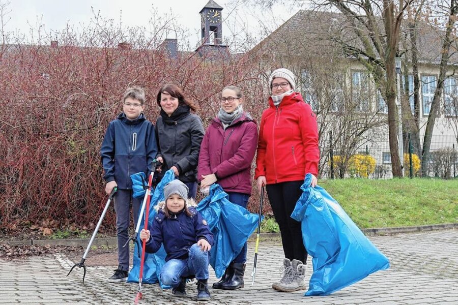 Frühjahrsputz in Zwickau: Kleine Gruppe mit großem Elan - Eddie mit Schwester Marla und Mutter Anne Schmidt, Linda Fischer und Sarah Schwab (von links) beim Frühjahrsputz. 
