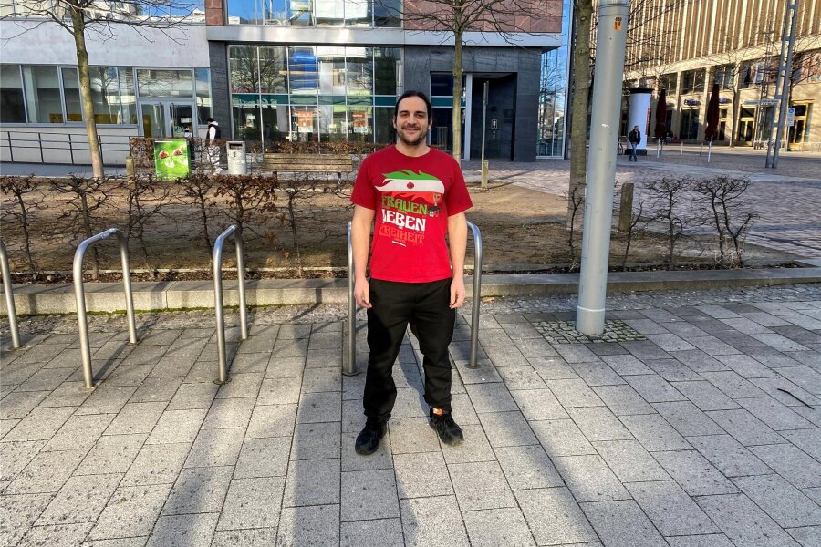 Frühling im Januar in der Chemnitzer City: „Ich tanke Vitamin D“ - Fabian Samad friert einfach nicht. Darum trägt er bloß ein T-Shirt ohne Jacke. "Gestern hatte ich sogar kurze Hose an", sagt er.
