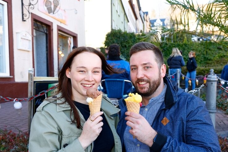 Frühlingserwachen: Menschen der Region zieht es nach draußen - Melissa Heinzig und Keith Birkenkampf ließen sich auf dem HohensteinerAltmarkt ein Eis schmecken. Zuvor war allerdings Anstehen angesagt, denn der Andrang am Eiscafé Fantasy war groß.