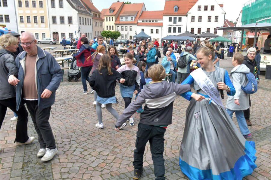 Frühlingsfest in Freiberg: Wo die Silberstadtkönigin auf der Straße tanzt - Damen und Herren verschiedenen Alters ließen sich von Silberstadtkönigin Sophia I. zum Tanz anleiten.
