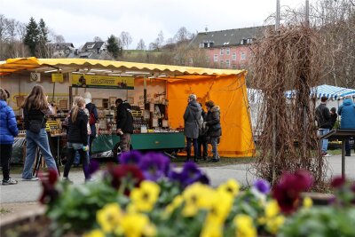 Frühlingsmarkt im Erzgebirge trotz leichten Schneefalls gut besucht - Mehr als 50 Händler haben am Sonntag ihre Waren im Wiesenbader Kurparkgelände präsentiert.