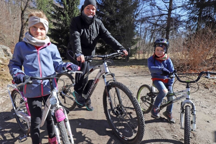 Frühlingswetter lockt raus zur Radpartie - Yvonne Möbius aus Rechenberg-Bienenmühle nutzte gemeinsam mit ihren Kindern Loraine (links) und Louis den sonnigen Samstag, um auf Fahrrädern die Natur zu erkunden. 