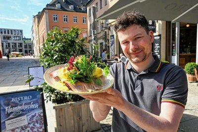 Frühstück in Chemnitz: Von klassisch bis sportlich - Küchenchef Eric Weinhold legt besonders viel Wert auf das Anrichten der Gerichte. Serviert wird bis vor den Laden auf die Terrasse.