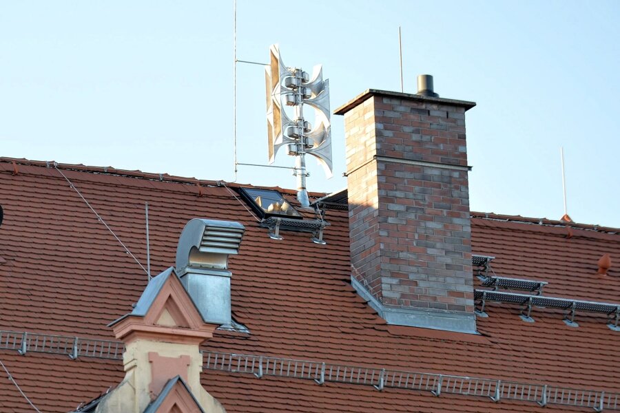 Frühwarnung im Katastrophenfall: Freiberg lässt sechs neue Sirenen installieren - Sirene auf dem Dach von Haus Dürer des Geschwister-Scholl-Gymnasiums in Freiberg.