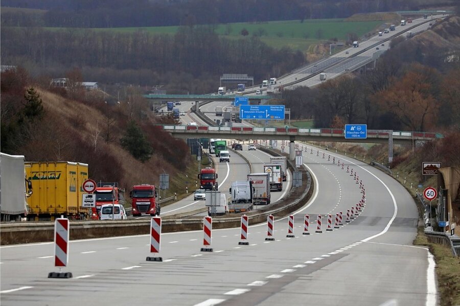 Frust auf A4 im Landkreis Zwickau: Statt Bauarbeiter nur Blitzer auf Tempolimit-Abschnitt - Blick auf die A4 zwischen Glauchau-West und Glauchau-Ost. 