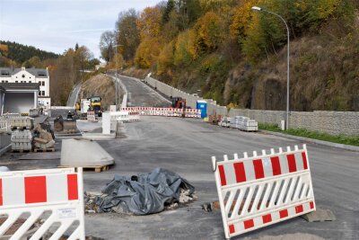 Frust im Erzgebirge: Langzeitbaustelle auf der B 101 verzögert sich - Schon seit 2022 wird am Bahnhofsberg in Annaberg-Buchholz als Teil der B 101 gebaut. Eigentlich sollten die Arbeiten im Herbst abgeschlossen werden. Aber die Freigabe verzögert sich.