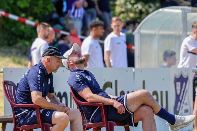 Frust nach dem Fest? VfB Empor Glauchau stellt Trainer frei - Am Sonntag fieberte Karsten Oswald (rechts) noch als Trainer des VfB Empor Glauchau im Freundschaftsspiel gegen den Fußball-Drittligisten Aue vor über 700 Zuschauern im Glauchauer Sportpark an der Meeraner Straße mit. Beim vorletzten Punktspiel der Landesliga am Samstag in Lößnitz wird er nur Zuschauer sein. 