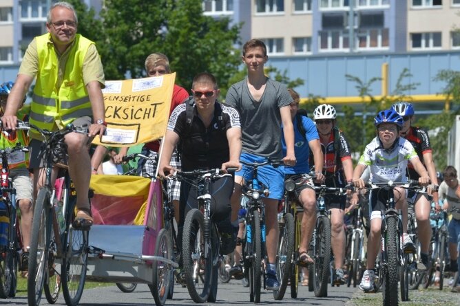 Frust und Lust auf Freibergs Radwegen - Die Teilnehmer der Fahrraddemo sind am Sonnabend nach der Sternfahrt auf dem Messeplatz Richtung Obermarkt zur Abschlusskundgebung gestartet.
