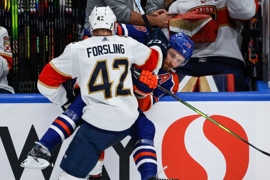 "Frustrierend": Draisaitl verliert drittes NHL-Finalspiel - Leon Draisaitl von den Edmonton Oilers wird von Gustav Forsling von den Florida Panthers an die Bande gecheckt.