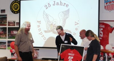 FSV-Fanprojekt gibt es seit 25 Jahren - Vorsitzender Thomas Richter (li.) erhielt das Jubiläumstrikot von den Fanbeauftragten Riccarda Schröter (re.) und Christian Würtemberger (2. v. li.) sowie Jörg Schade, Bereichsleiter Sport des FSV Zwickau.
