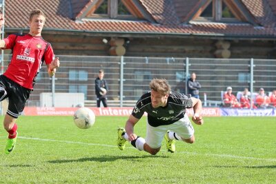 FSV-Serie hält: Zwickau feiert Sieg in Großaspach - Mit einem Kopfball gelingt König (Zwickau) das 1:0.