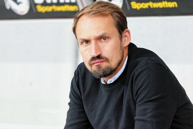 FSV-Sportdirektor: "Der Kader kann in der 3. Liga bestehen" - FSV-Sportdirektor Toni Wachsmuth nachdenklich. 