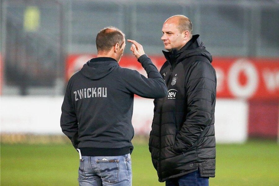 FSV-Sportdirektor Wagner geht zum Saisonende - Wachsmuth übernimmt - Sportdirektor David Wagner (r.), hier mit Trainer Joe Enochs, verlässt den FSV Zwickau zum Saisonende. 