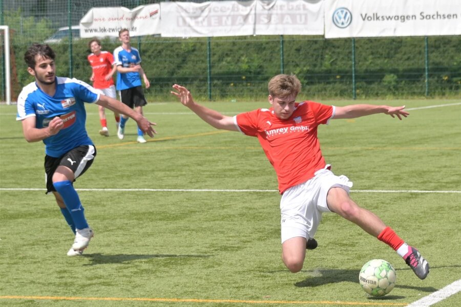 FSV Zwickau: A-Junioren holen mit B-Elf einen Punkt im Derby bei der Lok - Die A-Junioren des ESV Lok (blaue Trikots) und des FSV Zwickau (in rot) trennten sich am Sonntag 1:1.