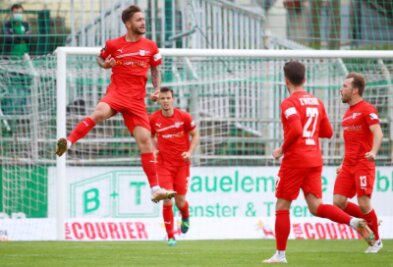 FSV Zwickau: Alle Transfers im Überblick - Felix Drinkuth (l.) jubelt über sein Tor im Viertelfinale des Sachsenspokals gegen die BSG Chemie Leipzig.
