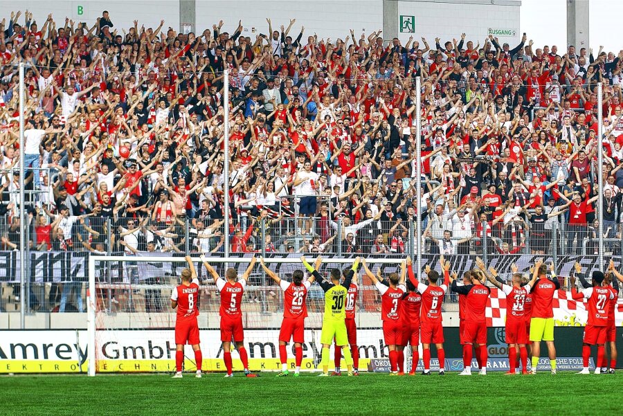 FSV Zwickau: Am nächsten Coup wird schon gearbeitet - Spieler und Fans des FSV Zwickau feiern gemeinsam den 3:2-Sieg im jüngsten Heimspiel gegen Hansa Rostock II. Foto: Imago/Frank Kruczynski
