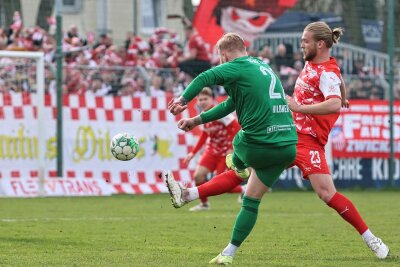 FSV Zwickau auswärts nichts für halbe Sachen - so lief das Punktspiel bei Chemie Leipzig - Hart umkämpft: Marcel Hilßner von der BSG Chemie und der Zwickauer Felix Schlüsselburg im Duell.
