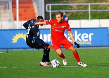 FSV Zwickau beendet Niederlagenserie mit Unentschieden gegen Mannheim - Der Zwickauer Mike Könnecke am Ball, dahinter der Mannheimer Anton Donkor.