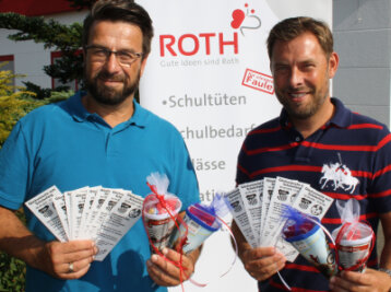 FSV Zwickau bereitet Schulanfängern rot-weiße Überraschung - Vertriebsleiter Jens Heinz (l.) und FSV-Vorstandsmitglied Matthias Krauß präsentieren Tauschtickets und Zuckertüten.