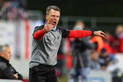 FSV Zwickau: Der „Fußballgott“ verlängert - Jubiläumsspiel wird zu einer runden Sache - FSV-Trainer Rico Schmitt in Aktion.