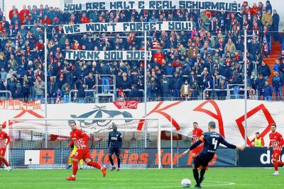 FSV Zwickau: Deshalb ruhen die Hoffnungen auf Thielemann - Sympathiebekundung an den beurlaubten FSV-Trainer Joe Enochs gab es durch die Zwickauer Fans auf der Nordtribüne der GGZ-Arena. 