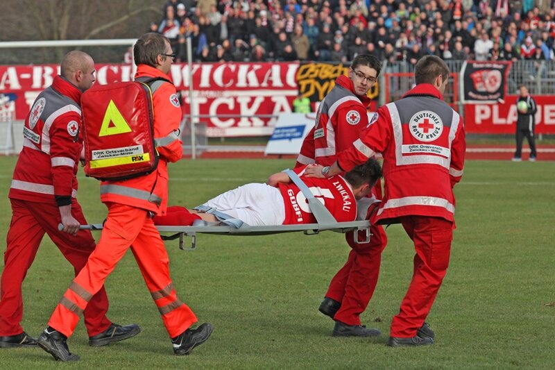 FSV Zwickau: Drei verletzte Spieler und 0:1-Niederlage gegen RB Leipzig - FSV-Spieler Christoph Göbel kam mit schweren Verletzungen ins Krankenhaus.