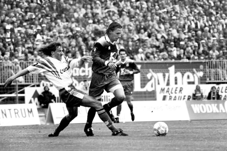 FSV Zwickau erwartet "Rote Teufel" - Harry Koch (l.) im Zweikampf mit Sascha Lense. Szene vom Heimspiel des FSV Zwickau gegen Kaiserslautern am 22. Mai 1997.
