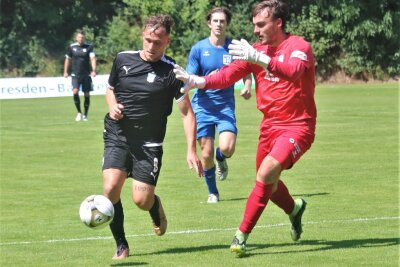 FSV Zwickau: "Es liegt noch jede Menge Arbeit vor uns" - Der Zwickauer Torschütze Luca Will (l.) umspielt den Torhüter des BFV, Stefan Kiefer.
