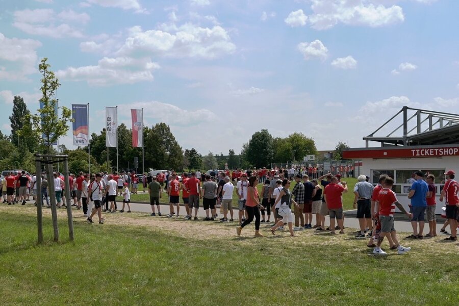 Zahlreiche Fans sind am Samstag zum Saison-Auftakt des FSV Zwickau ins Stadion geströmt. 