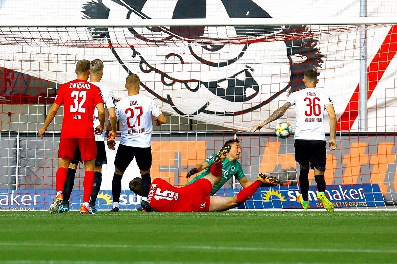 FSV Zwickau feiert 4:0-Sieg gegen Aufsteiger Köln - Ronny König (4. v. l.) trifft zum 1:0 für den FSV Zwickau.