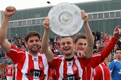Nach dem 3:1 (2:1-Erfolg) am Sonntag gegen Budissa Bautzen stehen die Westsachsen definitiv als Aufsteiger in die Fußball-Regionalliga fest.