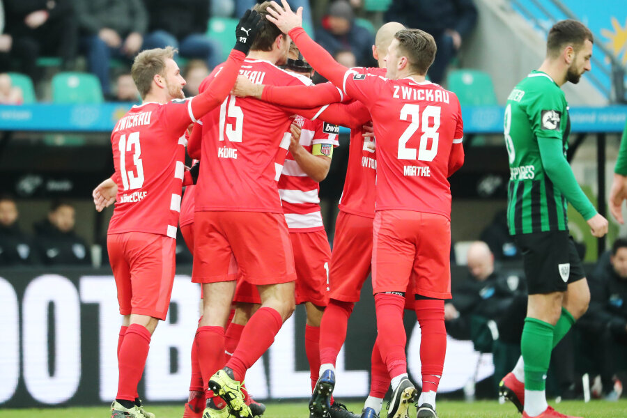 FSV Zwickau feiert Auswärtssieg in Münster - Torjubel nach dem Treffer zum 0:2 durch Torschütze Ronny König.