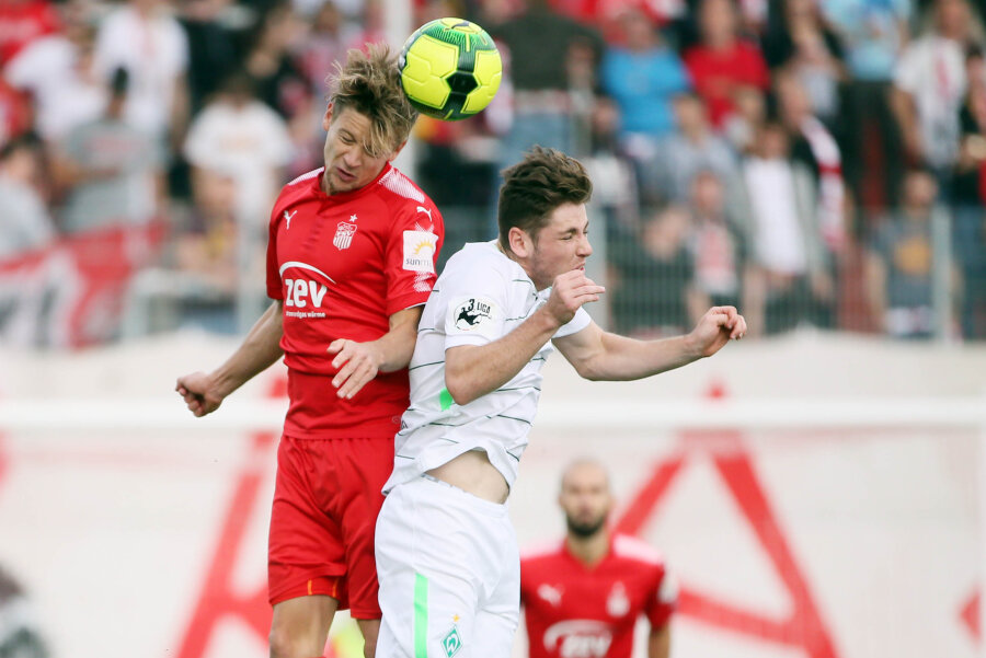 FSV Zwickau feiert durch ein spätes Tor Heimsieg gegen Bremen - Dem Zwickauer Spieler Bentley Baxter Bahn gelang der Treffer zum 1:0.