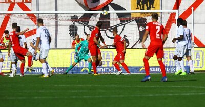 FSV Zwickau feiert Heimsieg gegen Bayern II - Leon Jensen (2. v. l.) trifft zum 1:0 für den FSV Zwickau.